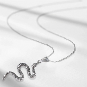 Collar de Serpiente Vintage para Hombre, Cadena Larga con Colgante de Serpiente de Textura Audaz, Collar de Declaración - Product Image 4