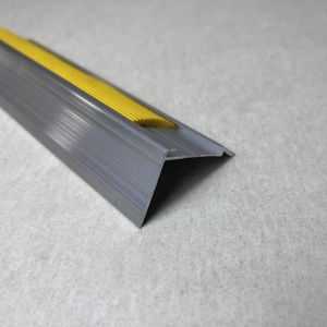 Profil antidérapant en aluminium pour escaliers, <span class=keywords><strong>prix</strong></span> de gros, toutes tailles de 4 mm <span class=keywords><strong>à</strong></span> 15 mm, pour projets d'ingénierie et entreprises de décoration - Product Image 2