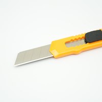 Couteau utilitaire en plastique à manche ABS rétractable en acier à haute teneur en carbone de 18mm pour la découpe de cartons de boîtes OEM/ODM