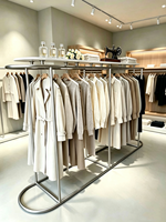 Présentoirs de Luxe en Gros pour Vêtements – Portants Circulaires Minimalistes en Chrome Argenté pour Boutiques