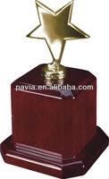 Socle en bois de noyer rouge foncé finition piano pour trophée en cristal