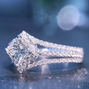 Anello con zirconi a quattro punte, gioiello da donna alla moda e scintillante, da indossare tutti i giorni - Product Image 3