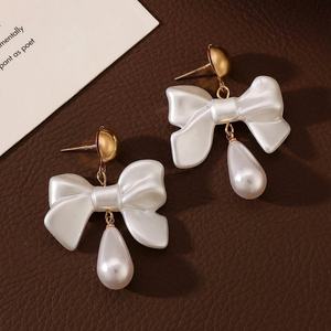 Boucles d'oreilles clous rétro françaises en forme de goutte d'eau, version coréenne de luxe, simples, polyvalentes, élégantes et tendance, en alliage de zinc plaqué or pour femmes - Product Image 4