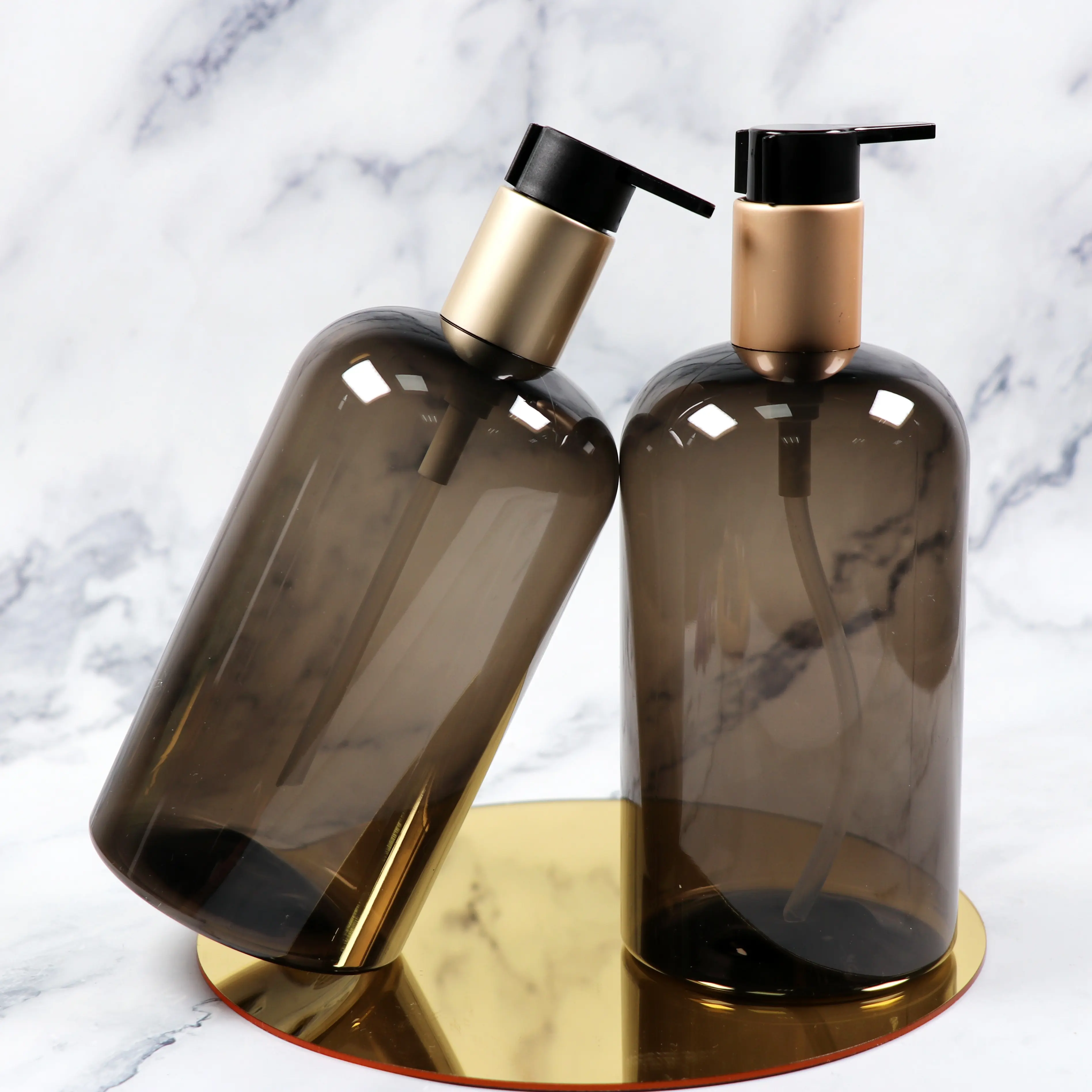 Stampa di etichette Private flacone di shampoo in plastica nera semitrasparente da 500 ml rotondo vuoto da 16 once con pompa in oro opaco