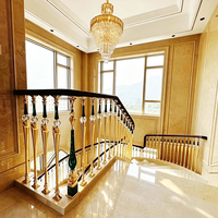 Balustrade d'escalier incurvée de luxe sur mesure en métal avec décoration en marbre et main courante en bois pour escalier intérieur de villa