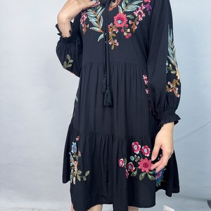 Robe décontractée ample noire en coton 100% avec col brodé floral et taille naturelle pour l'automne - Product Image 5