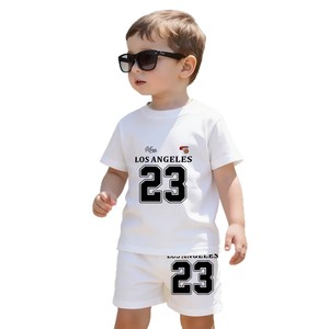 Set estivo casual sportivo per bambini con stampa di lettere <span class=keywords><strong>KING</strong></span> a blocchi di colore bianco e rosso, composto da pantaloncini a maniche corte e maglietta. - Product Image 5