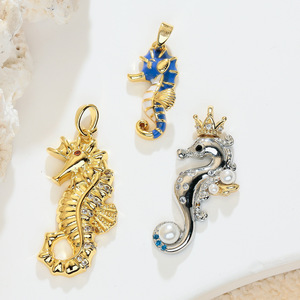 Breloques Hippocampe Rayé Bleu Émail HD488, Pendentif Hippocampe Bicolore avec Perle, Breloques Couronne Océanique Incrustées de Zirconium pour Femme, Vente en Gros - Product Image 3