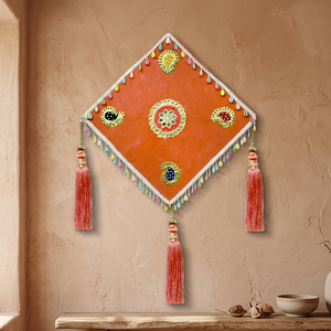 Sculpture murale artificielle traditionnelle en forme de pompon orange avec motif floral pour la décoration intérieure - Product Image 3
