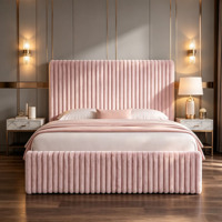 Lit plateforme capitonné élégant en velours rose avec tête de lit haute et rangement, taille King, pour chambre à coucher