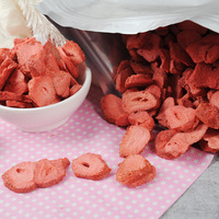 Fabrieksgeleverde gevriesdroogde aardbeienplakjes, harde textuur, populaire online snack, groothandel fruitplakjes