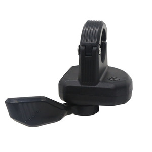 El <span class=keywords><strong>Kit</strong></span> de sistema de bicicleta eléctrica Wuxing 108X/2 Universal All-Black señala un acelerador de pulgar después de montar la mano - Product Image 6