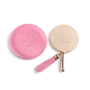 Miroir de poche rond doré gravé au laser avec pompon, marque privée - Product Image 3