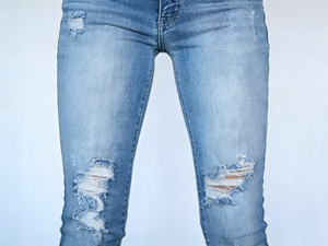 Jeans ajustados rasgados de color azul claro para mujer - Product Image 4