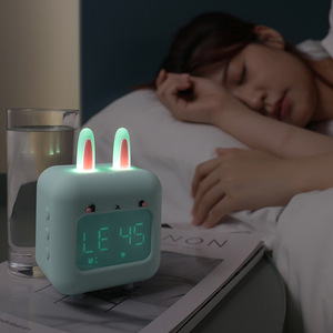 Réveil-lampe LED intelligent en forme de <span class=keywords><strong>lapin</strong></span> de dessin animé, rechargeable par USB avec lecture de musique, lumière nocturne numérique électronique à teinte bleue - Product Image 3
