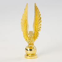 Meilleure vente exquise figurine en forme d'aigle en plastique doré trophée accessoires GZ81