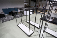 Étagère de présentation de vêtements pour magasin de vente au détail de vêtements pour hommes, meubles avec unités à cadre métallique pour la présentation intérieure du magasin