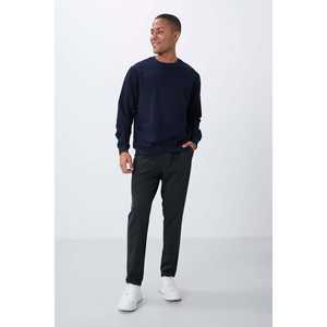 กางเกงวอร์มผู้ชายสีเทาเข้มเนื้อผ้ามีเท็กซ์เจอร์ ทรงมาตรฐาน ดีไซน์กระเป๋าแบบฝรั่งเศส รุ่น 82155 - Product Image 4