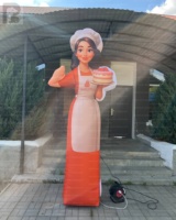 Mannequin gonflable géant réaliste de 3m représentant une pâtissière tenant un gâteau, modèle Sky Dancer pour la vente de pâtisseries, les festivals de desserts et les expositions.