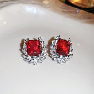 Boucles d'oreilles clous en cristal rouge tendance, motif floral taille princesse, serti clos, bijoux de fête pour femme en alliage - Product Image 4