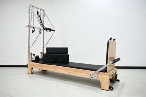 Reformer <span class=keywords><strong>Pilates</strong></span> en chêne à pied étroit avec tour et demi-piedestal, personnalisable avec logo, équipement <span class=keywords><strong>Pilates</strong></span> en chêne, vente en gros <span class=keywords><strong>pour</strong></span> fournisseurs de salles de sport - Product Image 2