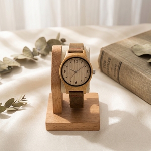 Montre pour femme en bambou naturel léger, style vintage simple, bracelet en cuir de vachette, éco-responsable, minimaliste, décontractée, quotidienne, étanche - Product Image 1