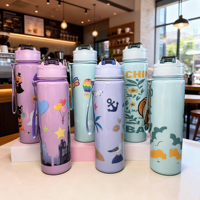 Bouteilles en plastique créatives avec des motifs de dessins animés amusants, avec une corde portable et une paille, pratiques pour les enfants.