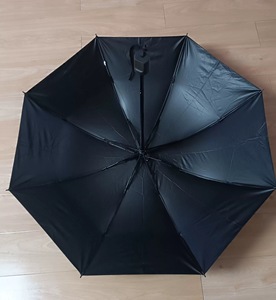 Parapluie pliant 3 volets grand format, résistant au vent, anti-UV et anti-pluie, avec revêtement noir et logo OEM imprimé, idéal pour cadeau d'entreprise - Product Image 3