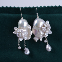 Diseño de moda 925 Plata esterlina Gran flor barroca Forma Perla de agua dulce Mujeres Pendientes de aro