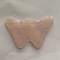 Luma Rose Quartz Gua Sha Outil pour le massage du visage et du corps Grattoir en pierre naturelle en forme d'aile pour l'acupression et les soins de la peau