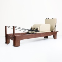 Tmax Roteichen-Holz Pilates Reformer Braunes Mokka-Beige Leder Rotes Walnuss-Pilates Core Bett Reformer Ausrüstung
