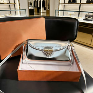 Sac à bandoulière vintage de créateur pour femme en cuir verni avec logo embossé et fermeture à rabat, idéal pour l'été – Vente en gros - Product Image 6