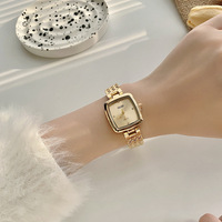Simple petite montre carrée femme rétro littéraire et artistique transfrontalière petite montre à quartz parfumée haut de gamme petite montre en or