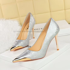 Vente en gros de chaussures à talons hauts de luxe à imprimé floral, vertes, à bout pointu et à talon aiguille pour femmes - Product Image 4