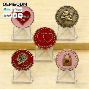 حامل عرض عملات معدنية مقبب من الأكريليك، بسمك 38 مم و4 مم، بتصميم قفل قلب أحمر ونقش بالليزر، لامع، بتصميم سهم كيوبيد وشعار الحب الأبدي. - Product Image 3