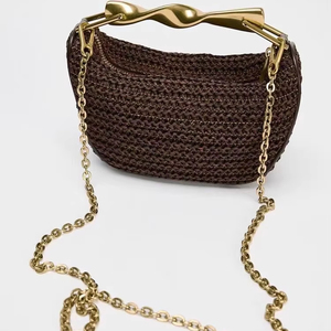 2025 nuevo bolso tejido con asa de metal, bolso tejido de hierba de media luna, diseño de nicho para bolso de playa de mujer - Product Image 2