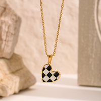 Nouveauté Collier Pendentif Cœur Émail Flèche Échiquier en Acier Inoxydable Plaqué Or Étanche pour Femme