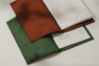 Couverture de menu en similicuir rétro luxueuse pour restaurant, motif de feuille personnalisé, logo gaufré ou doré, type pliable, dossier de menu pliable