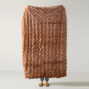 Cuscino di Lusso Quadrato in Finta Pelliccia con Design Anti-Piega a Bolle per Uso Domestico, Ospedaliero e Alberghiero - Product Image 2