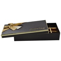 Emballage en papier artisanal de luxe en matériaux recyclés haut de gamme, boîte cadeau en chocolat avec couvercle et base, présentation premium