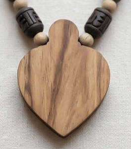 Collier de prière artisanal en perles de tulsi avec pendentif Radha, perles naturelles beiges, emballé en vrac pour le yoga, la méditation, les tenues spirituelles et comme cadeau - Product Image 2