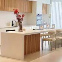 Îlot de cuisine blanc personnalisé avec comptoir en marbre artificiel, armoire à vin latérale en verre à charnières, éco-responsable pour la maison