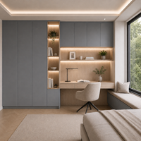 Armoires de bureau avec rangements hauts bleu-gris, bureau en chêne clair et étagères éclairées