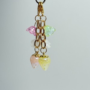 Porte-clés Fraise Tendance, Breloque Délicate pour Sac, Pendentif Fleur pour Femmes et Filles, Accessoire de Bijouterie, Cadeau - Product Image 3