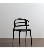 Chaise de salle à manger italienne moderne bon marché en polypropylène pour cafétéria empilable en plastique PP pour restaurant