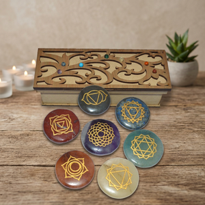 Ensemble de 7 pierres de cristal des chakras avec symboles géométriques et boîte en bois découpée au laser par Rozrincrystals.com Modèle CHGFT-24 - Product Image 2
