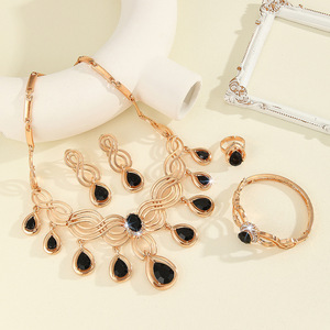 Parure de bijoux fantaisie en résine noire et or, incrustée de diamants, pour femme, idéale pour mariage (collier, boucles d'oreilles, bague, bracelet) - Product Image 4