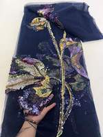 Tissu en dentelle à grosses fleurs, paillettes et perles dorées