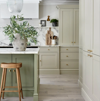 Ensemble d'armoires de cuisine modernes avec îlot central, plan de travail blanc et tiroirs en bois, four double encastré