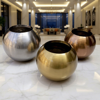 Vase décoratif de luxe pour l'extérieur / Jardinière sphérique en acier inoxydable / Pot de fleurs doré durable pour le jardin